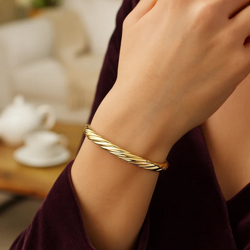 14k Yellow Gold Twist Bangle (5.30 mm)