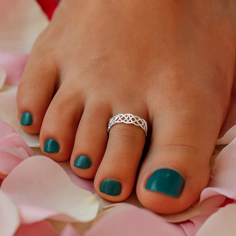 14k White Gold Toe Ring in a Celtic Knot Style